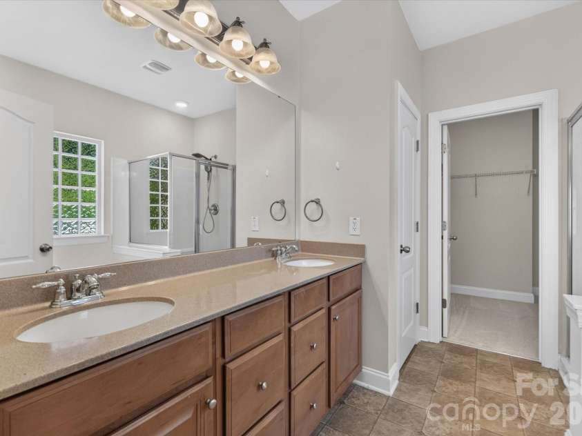 10431 Alvarado Way, Charlotte, NC 28277.  MLS# CAR4421425, YatesRealty ID 51614. Primary bath