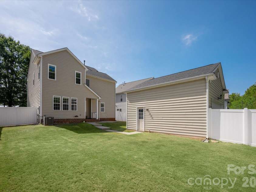 10431 Alvarado Way, Charlotte, NC 28277.  MLS# CAR4421425, YatesRealty ID 51614. Private backyard