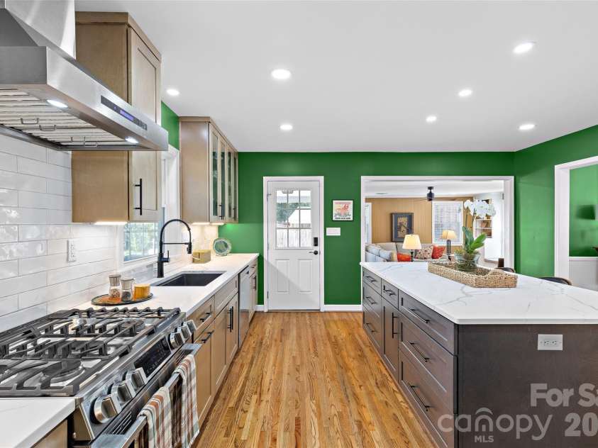 1109 Tuxedo Court, Charlotte, NC 28211.  MLS# CAR4423114, YatesRealty ID 51615. 