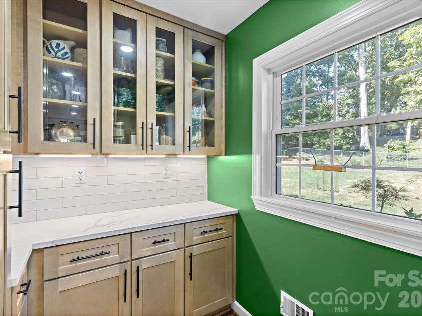 1109 Tuxedo Court, Charlotte, NC 28211.  MLS# CAR4423114, YatesRealty ID 51615. 