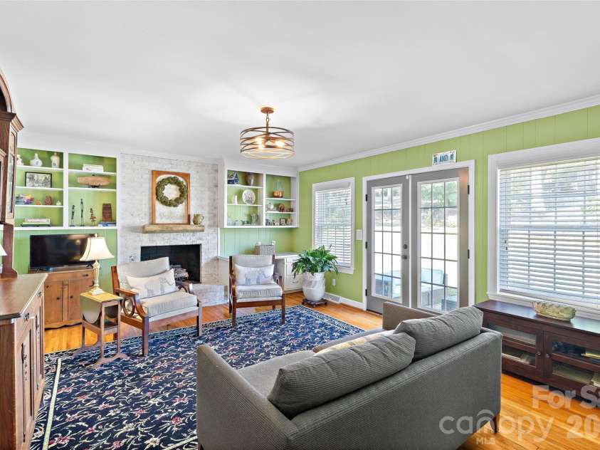 1109 Tuxedo Court, Charlotte, NC 28211.  MLS# CAR4423114, YatesRealty ID 51615. 