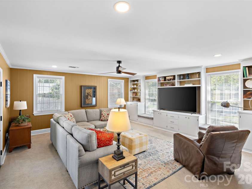 1109 Tuxedo Court, Charlotte, NC 28211.  MLS# CAR4423114, YatesRealty ID 51615. 
