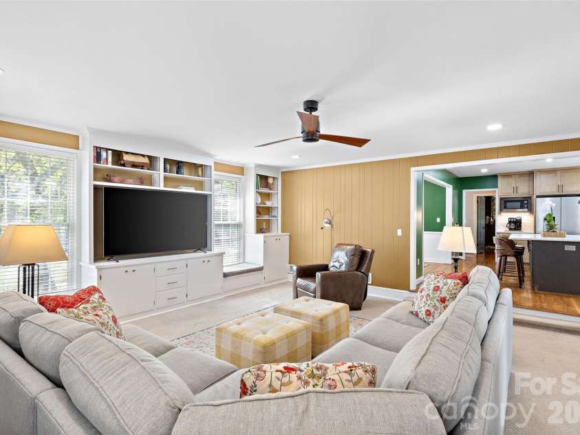 1109 Tuxedo Court, Charlotte, NC 28211.  MLS# CAR4423114, YatesRealty ID 51615. 