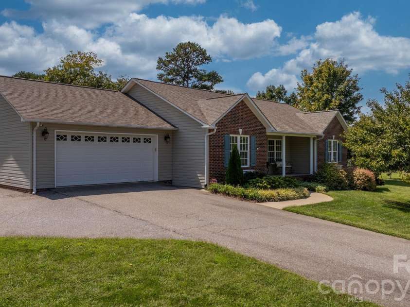4391 33rd Street Lane, Hickory, NC 28601.  MLS# CAR4424086, YatesRealty ID 51616. 