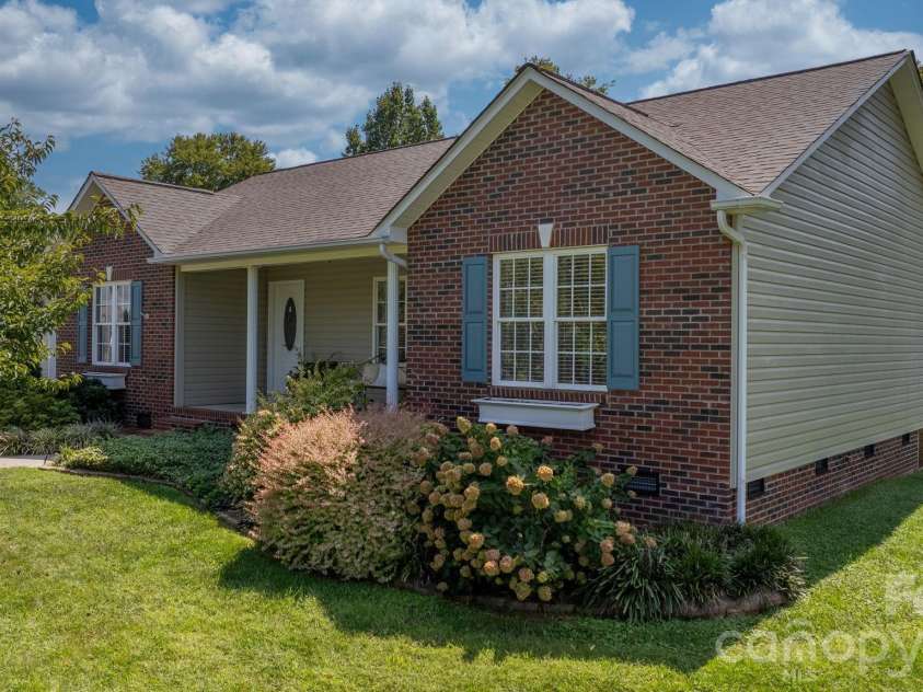 4391 33rd Street Lane, Hickory, NC 28601.  MLS# CAR4424086, YatesRealty ID 51616. 