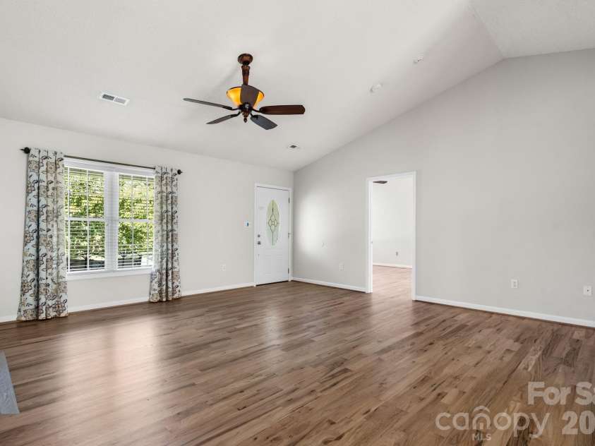 4391 33rd Street Lane, Hickory, NC 28601.  MLS# CAR4424086, YatesRealty ID 51616. 