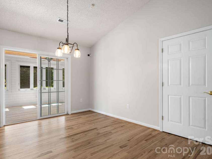 4391 33rd Street Lane, Hickory, NC 28601.  MLS# CAR4424086, YatesRealty ID 51616. 
