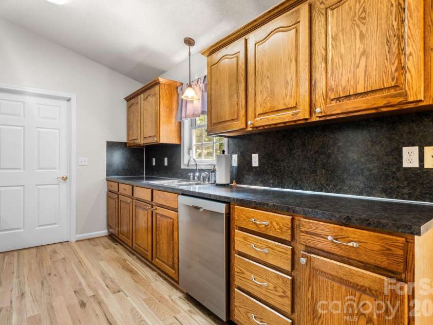 4391 33rd Street Lane, Hickory, NC 28601.  MLS# CAR4424086, YatesRealty ID 51616. 