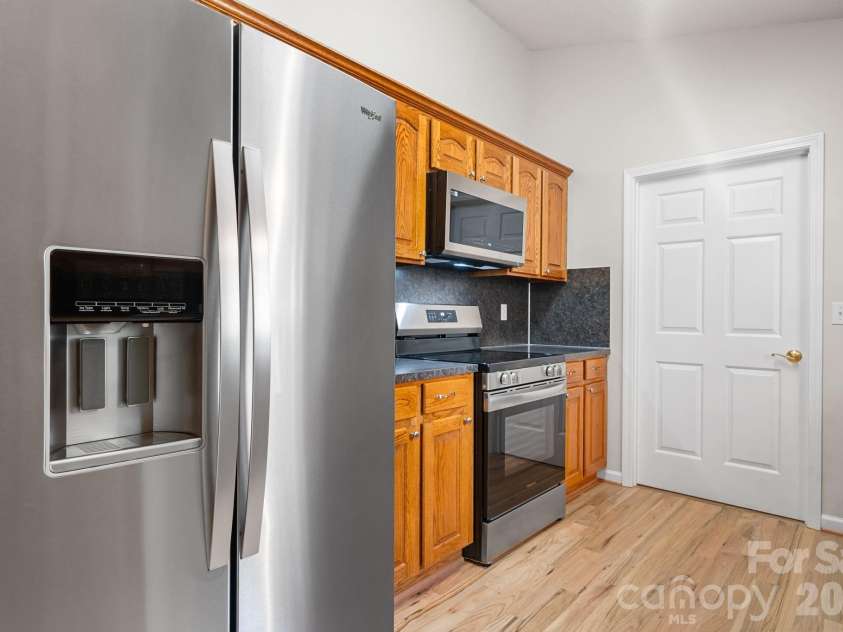 4391 33rd Street Lane, Hickory, NC 28601.  MLS# CAR4424086, YatesRealty ID 51616. 