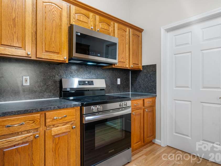 4391 33rd Street Lane, Hickory, NC 28601.  MLS# CAR4424086, YatesRealty ID 51616. 