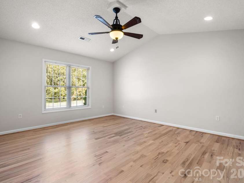 4391 33rd Street Lane, Hickory, NC 28601.  MLS# CAR4424086, YatesRealty ID 51616. 