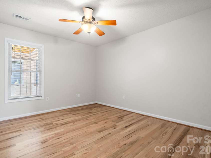 4391 33rd Street Lane, Hickory, NC 28601.  MLS# CAR4424086, YatesRealty ID 51616. 