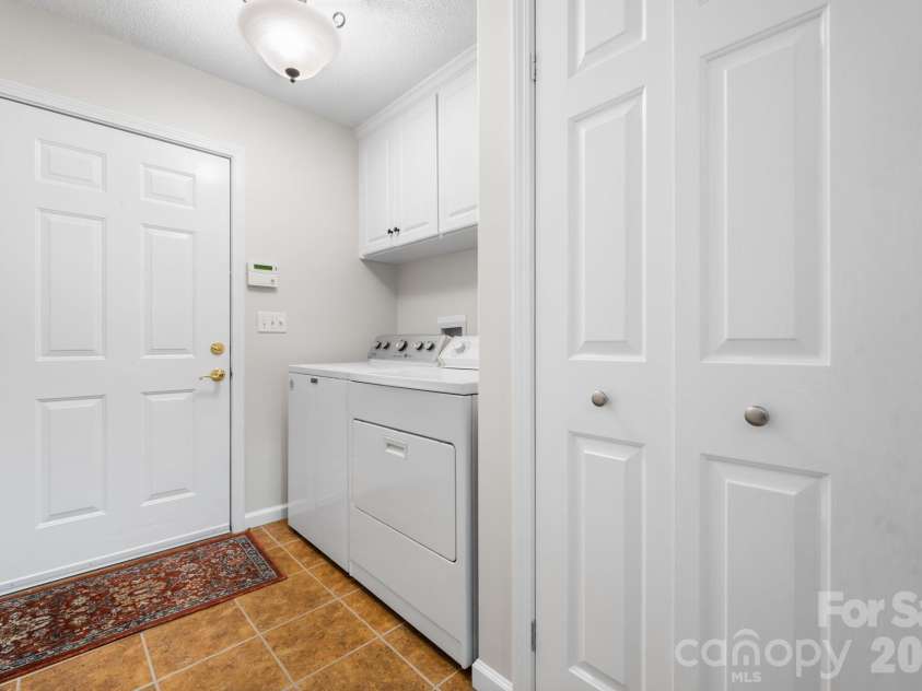 4391 33rd Street Lane, Hickory, NC 28601.  MLS# CAR4424086, YatesRealty ID 51616. 