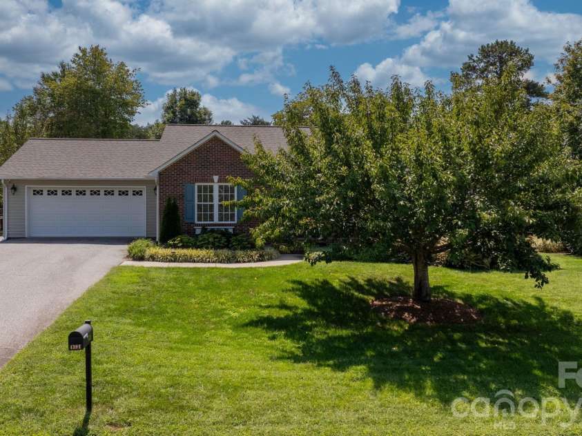 4391 33rd Street Lane, Hickory, NC 28601.  MLS# CAR4424086, YatesRealty ID 51616. 