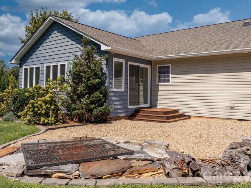 4391 33rd Street Lane, Hickory, NC 28601.  MLS# CAR4424086, YatesRealty ID 51616. 