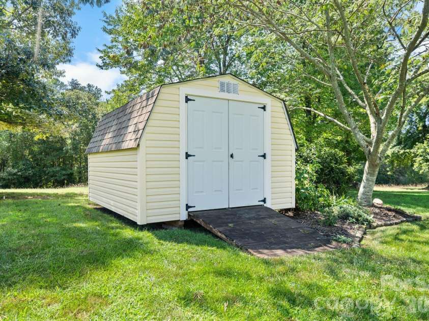 4391 33rd Street Lane, Hickory, NC 28601.  MLS# CAR4424086, YatesRealty ID 51616. 