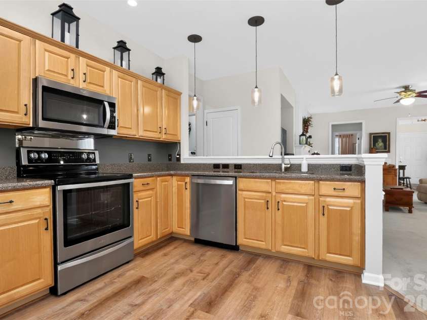 9247 Elrose Place, Charlotte, NC 28277.  MLS# CAR4424093, YatesRealty ID 51617. Kitchen