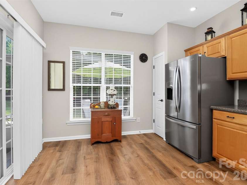 9247 Elrose Place, Charlotte, NC 28277.  MLS# CAR4424093, YatesRealty ID 51617. Kitchen breakfast area