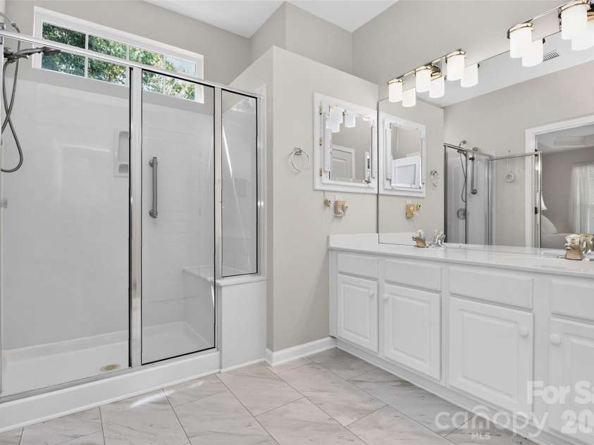 9247 Elrose Place, Charlotte, NC 28277.  MLS# CAR4424093, YatesRealty ID 51617. Primary Bath