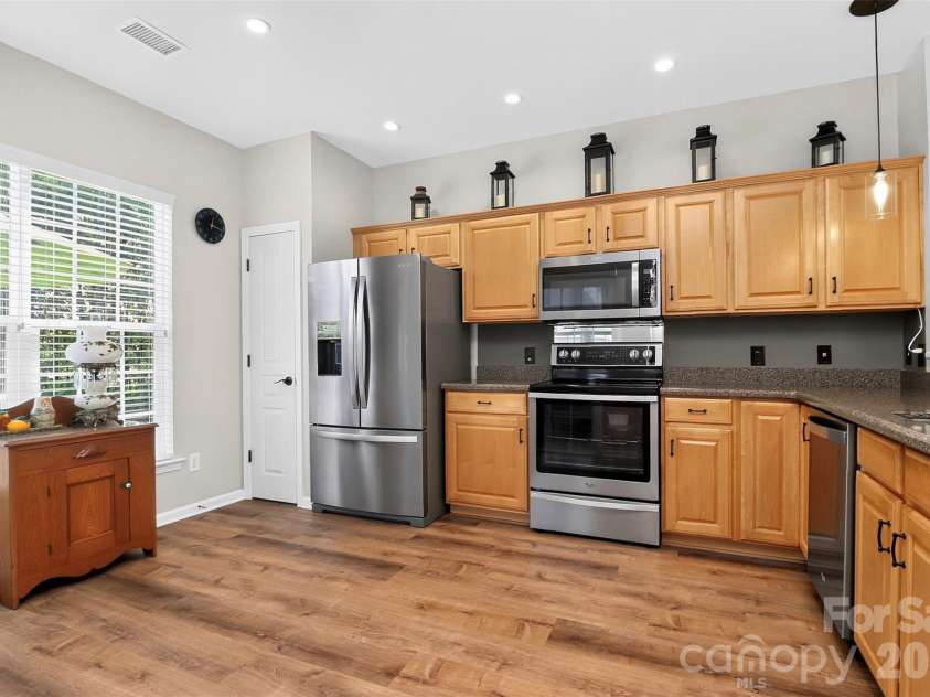 9247 Elrose Place, Charlotte, NC 28277.  MLS# CAR4424093, YatesRealty ID 51617. Updated Kitchen