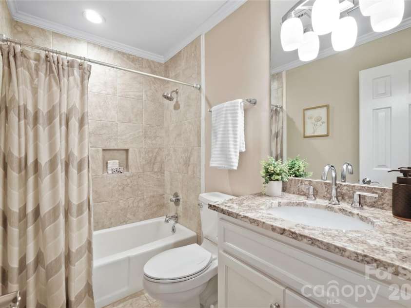 6816 Dumbarton Drive, Charlotte, NC 28210.  MLS# CAR4423174, YatesRealty ID 51621. 2nd Full Bathroom