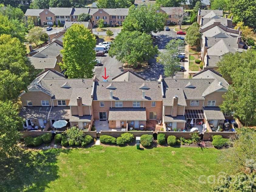 6816 Dumbarton Drive, Charlotte, NC 28210.  MLS# CAR4423174, YatesRealty ID 51621. Large Greenspace Behind Property