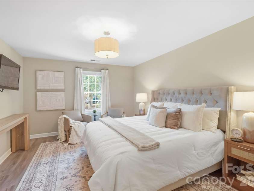 6816 Dumbarton Drive, Charlotte, NC 28210.  MLS# CAR4423174, YatesRealty ID 51621. Large Primary Bedroom