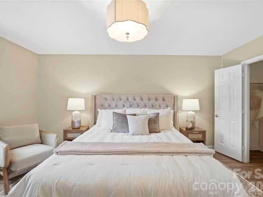 6816 Dumbarton Drive, Charlotte, NC 28210.  MLS# CAR4423174, YatesRealty ID 51621. Large Primary Bedroom