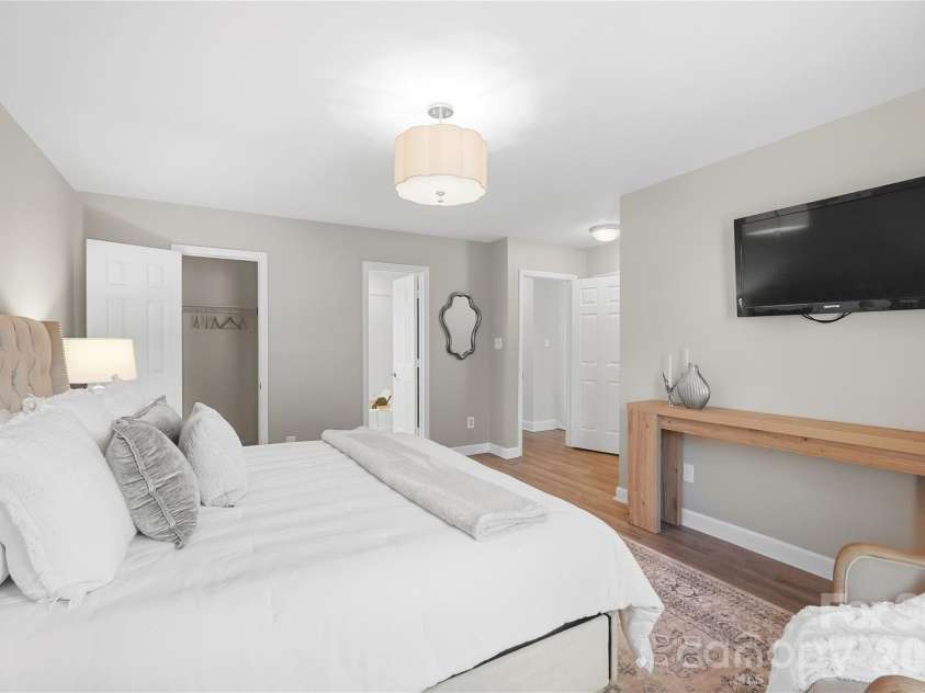 6816 Dumbarton Drive, Charlotte, NC 28210.  MLS# CAR4423174, YatesRealty ID 51621. Large Primary Bedroom