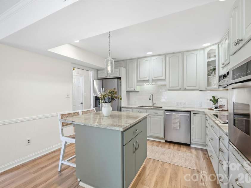 6816 Dumbarton Drive, Charlotte, NC 28210.  MLS# CAR4423174, YatesRealty ID 51621. Open Kitchen with Subway Tile Backsplash, Granite Counter Tops, and Stainless Steel Appliances