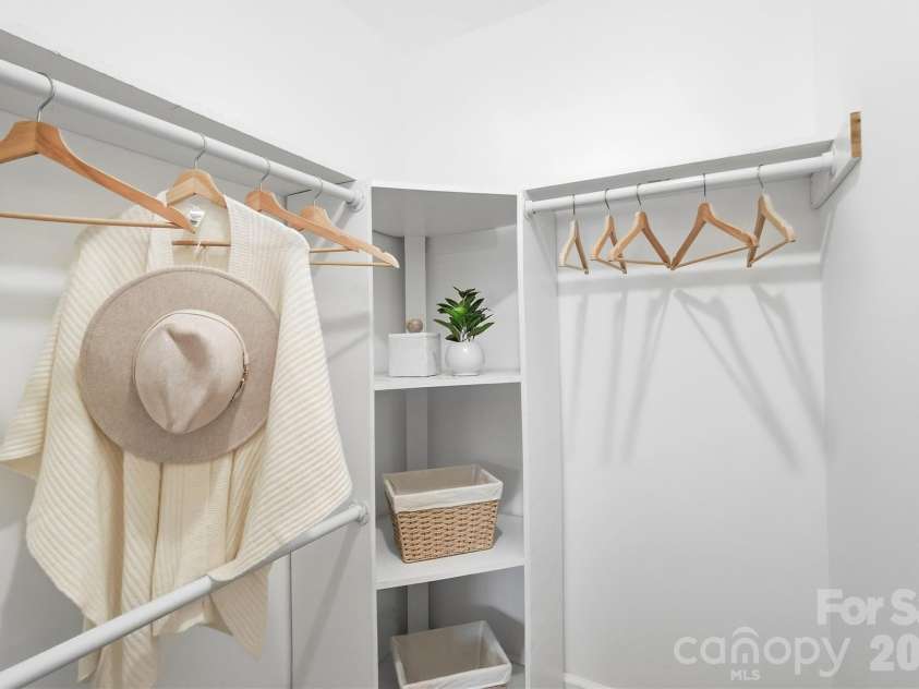 6816 Dumbarton Drive, Charlotte, NC 28210.  MLS# CAR4423174, YatesRealty ID 51621. Primary Walk-In Closet