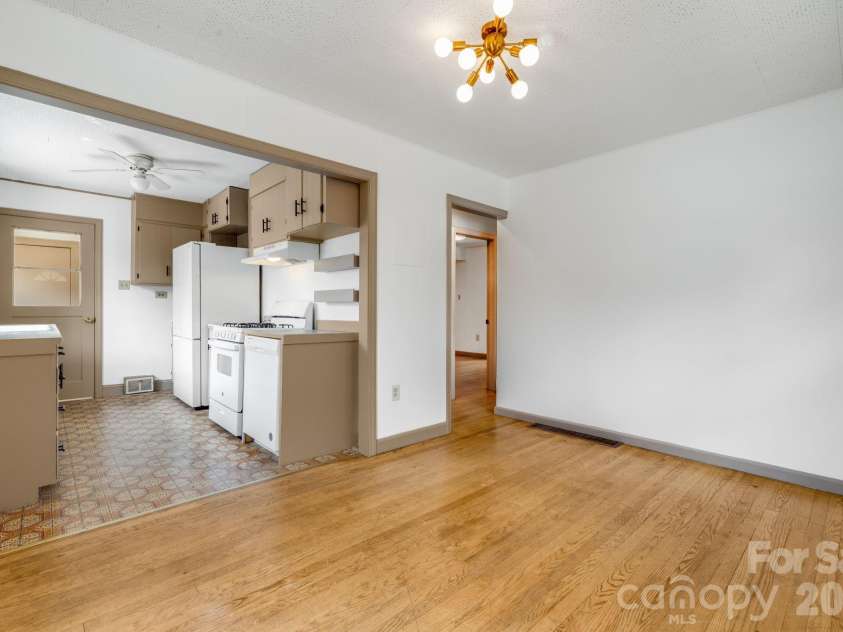 22 Jarrett Street, Asheville, NC 28806.  MLS# CAR4423202, YatesRealty ID 51622. 