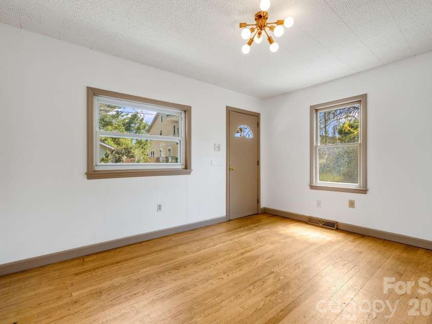 22 Jarrett Street, Asheville, NC 28806.  MLS# CAR4423202, YatesRealty ID 51622. 