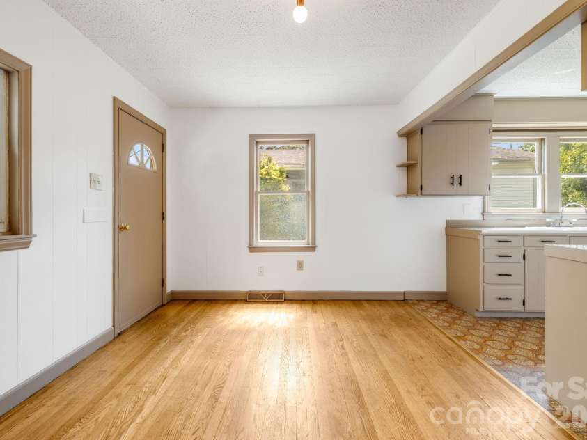 22 Jarrett Street, Asheville, NC 28806.  MLS# CAR4423202, YatesRealty ID 51622. 