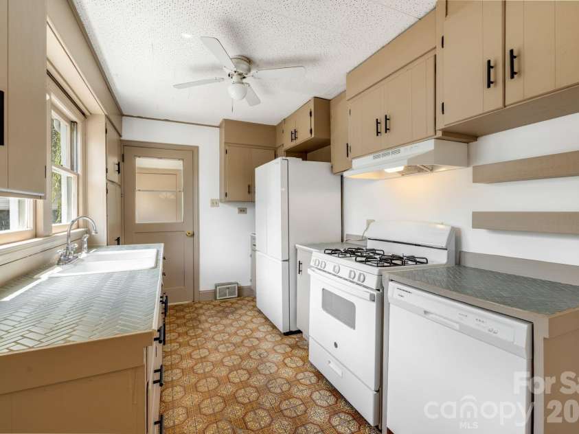 22 Jarrett Street, Asheville, NC 28806.  MLS# CAR4423202, YatesRealty ID 51622. 