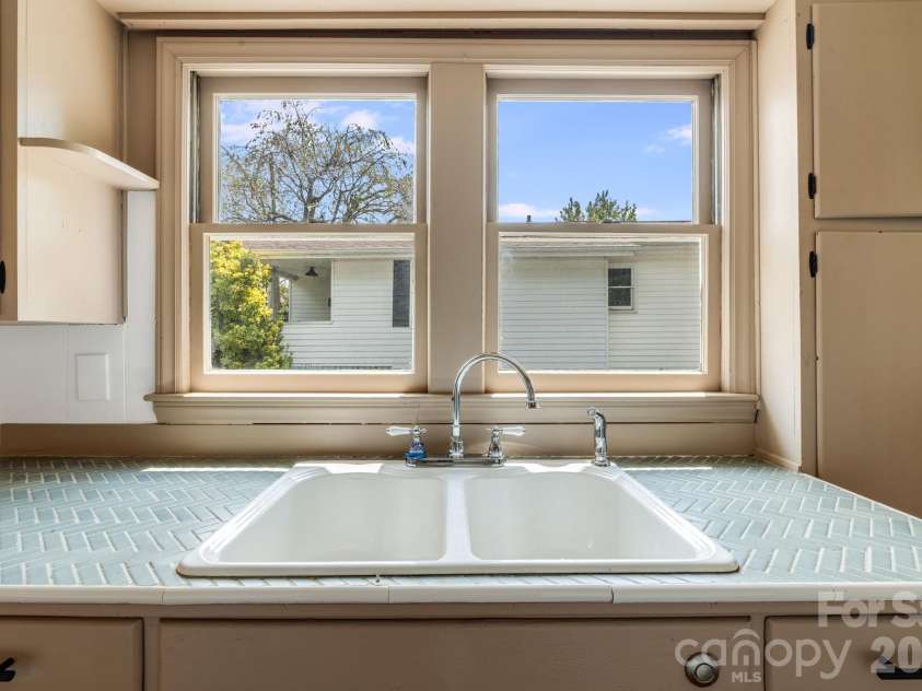 22 Jarrett Street, Asheville, NC 28806.  MLS# CAR4423202, YatesRealty ID 51622. 