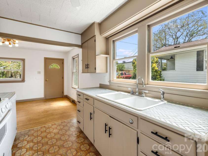 22 Jarrett Street, Asheville, NC 28806.  MLS# CAR4423202, YatesRealty ID 51622. 