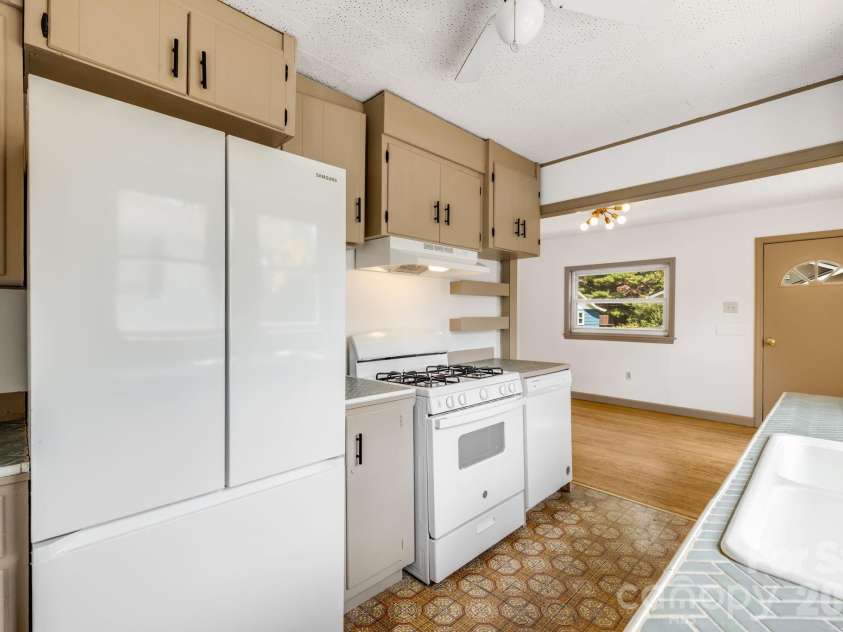 22 Jarrett Street, Asheville, NC 28806.  MLS# CAR4423202, YatesRealty ID 51622. 
