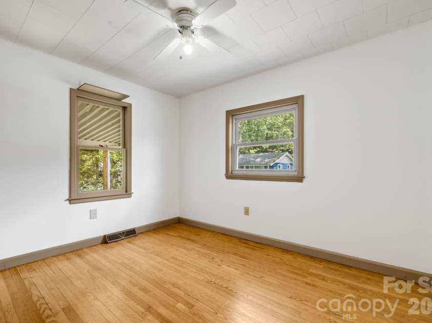 22 Jarrett Street, Asheville, NC 28806.  MLS# CAR4423202, YatesRealty ID 51622. 