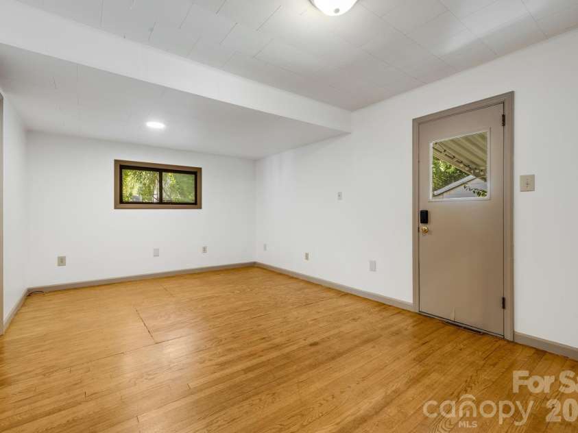 22 Jarrett Street, Asheville, NC 28806.  MLS# CAR4423202, YatesRealty ID 51622. 