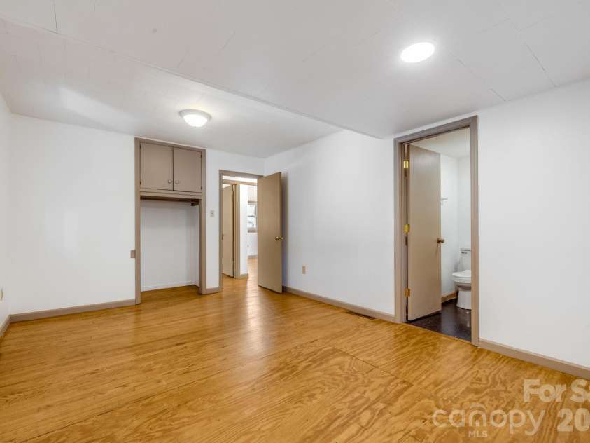 22 Jarrett Street, Asheville, NC 28806.  MLS# CAR4423202, YatesRealty ID 51622. 