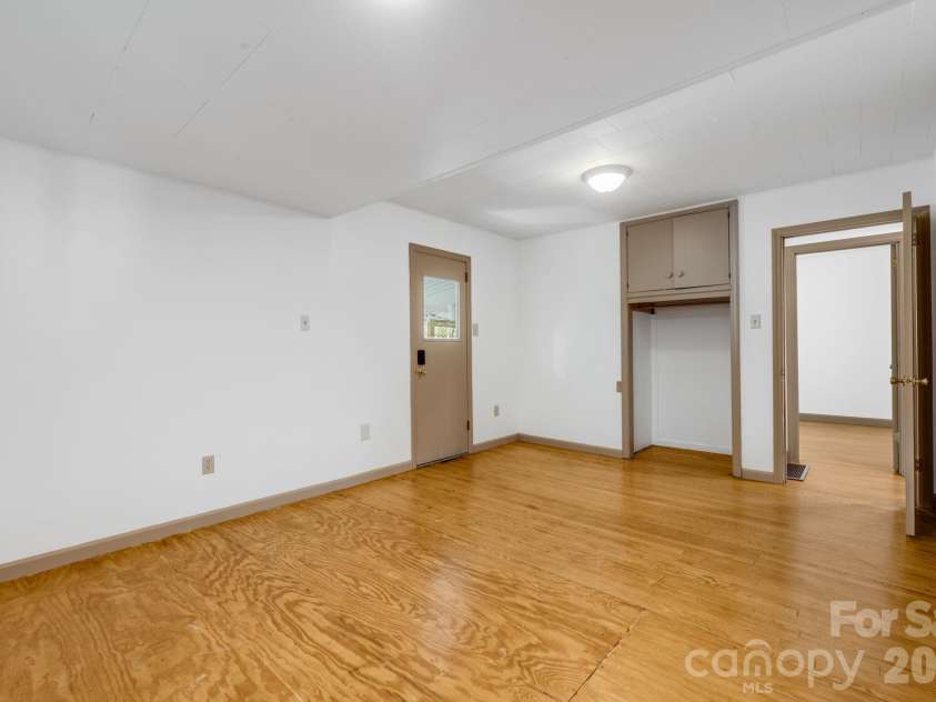 22 Jarrett Street, Asheville, NC 28806.  MLS# CAR4423202, YatesRealty ID 51622. 