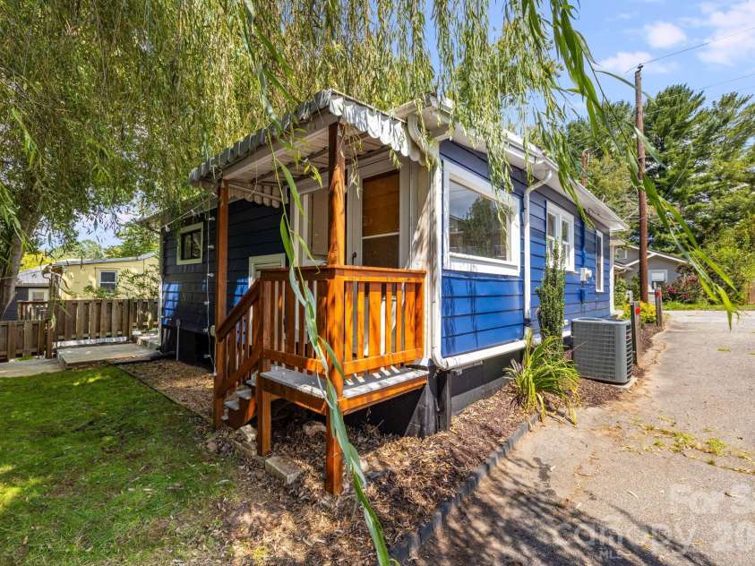 22 Jarrett Street, Asheville, NC 28806.  MLS# CAR4423202, YatesRealty ID 51622. 