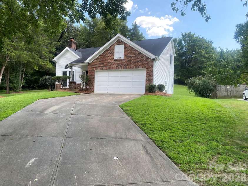 11101 Deerpath Court, Charlotte, NC 28262.  MLS# CAR4420188, YatesRealty ID 51623. Expansive Drive