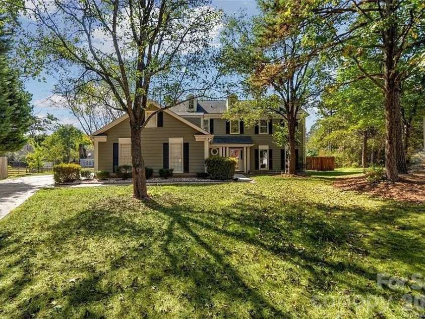 3709 Stoneglen Path, Charlotte, NC 28269.  MLS# CAR4419830, YatesRealty ID 51624. 
