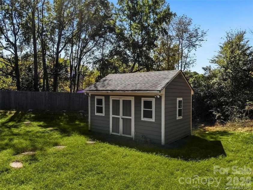 3709 Stoneglen Path, Charlotte, NC 28269.  MLS# CAR4419830, YatesRealty ID 51624. 