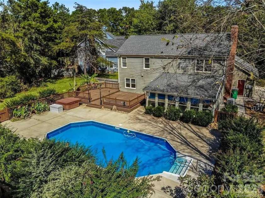 3709 Stoneglen Path, Charlotte, NC 28269.  MLS# CAR4419830, YatesRealty ID 51624. Great space for intertaining.