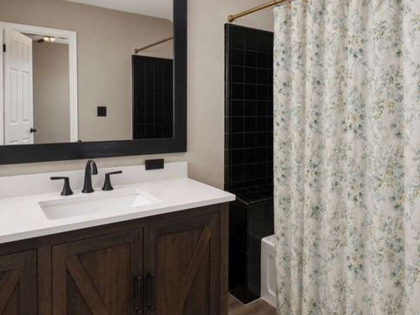 3709 Stoneglen Path, Charlotte, NC 28269.  MLS# CAR4419830, YatesRealty ID 51624. Primary Bathroom