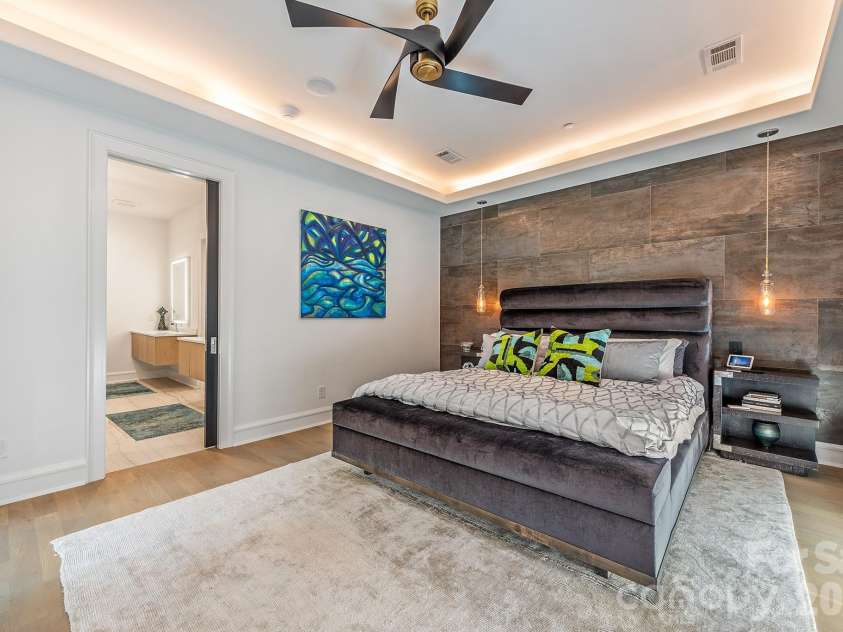 610 Queens Road, Charlotte, NC 28207.  MLS# CAR4420275, YatesRealty ID 51625. 