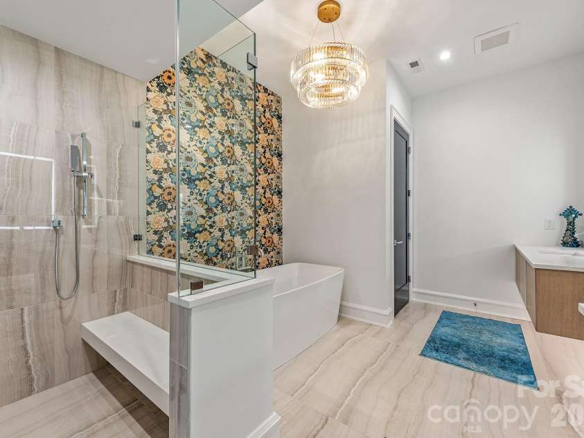 610 Queens Road, Charlotte, NC 28207.  MLS# CAR4420275, YatesRealty ID 51625. 